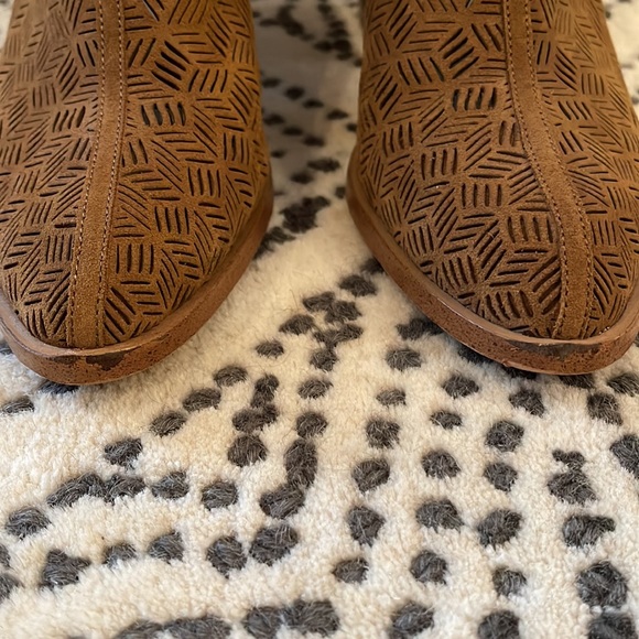 1.State IDDAH perforated brown suede cutaway booties sz 8M/38 - Picture 4 of 10